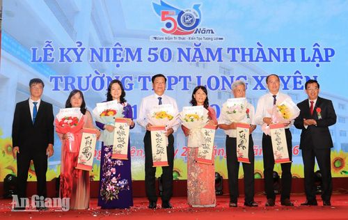Tặng quà tri ân lãnh đạo Sở Giáo dục và Đào tạo tỉnh An Giang và địa phương.