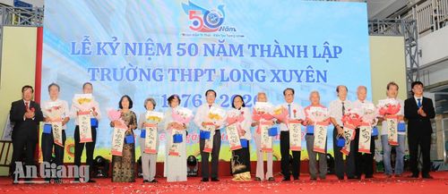 Tặng quà tri ân giáo viên qua các thời kỳ.