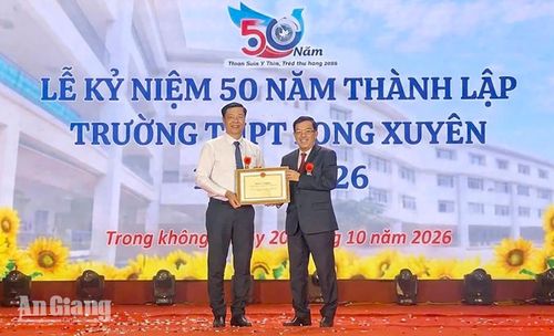 Ông Huỳnh Văn Hóa, Phó Giám đốc Sở Giáo dục và Đào tạo tỉnh An Giang trao bằng khen Bộ Giáo dục và đào tạo cho tập thể Trường THPT Long Xuyên.