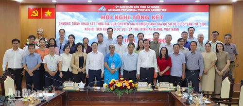 Các đại biểu tham gia hội nghị chụp ảnh lưu niệm cùng Tiến sĩ Rima Hooja.