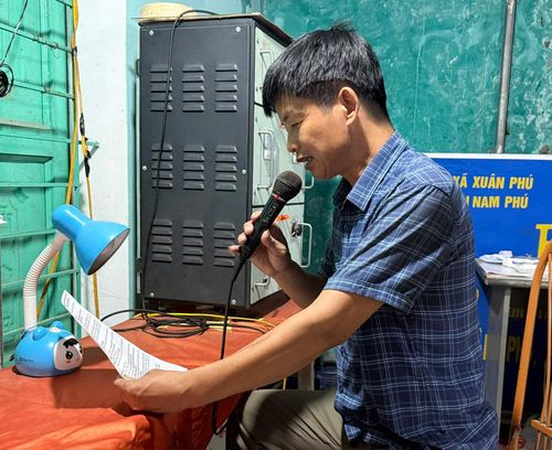 Cán bộ tổ dân phố Xuân Phú, phường Tân Tiến tuyên truyền, vận động Nhân dân cung cấp thông tin các thửa đất.