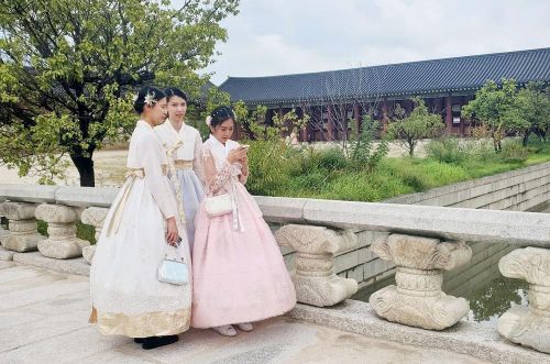  Du khách mặc Hanbok đi dạo, chụp ảnh lưu niệm trong cung điện. 