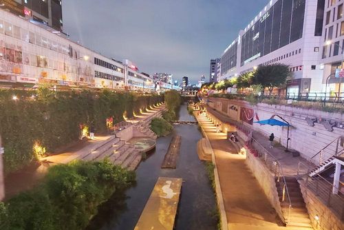  Suối nhân tạo Cheonggyecheon. 
