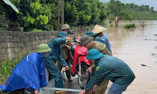 Công an xã Lục Ngạn sử dụng thuyền giúp người dân thôn Thống Nhất di chuyển phương tiện và người qua khu vực ngập sâu.