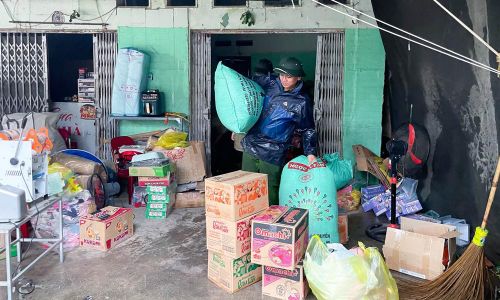 Công an xã Sơn Động hỗ trợ người dân vùng nguy cơ ngập lụt di chuyển tài sản ngay từ trước khi lũ về.