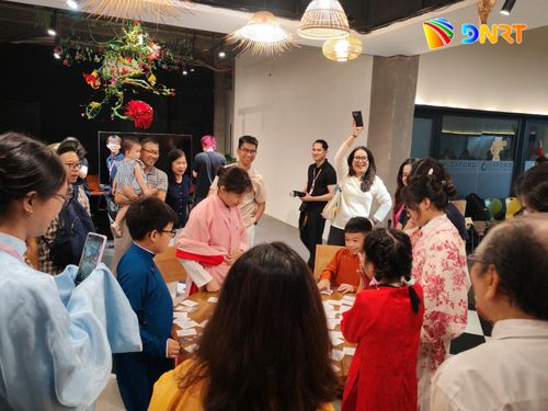 Các em nhỏ hào hứng với trò chơi Đấu Kiều tại triển lãm, với luật chơi là người chủ trò đọc một câu Kiều và các em sẽ phải tìm lá bài có mặt sau in câu Kiều tiếp nối câu của chủ trò. Ảnh: H.D.