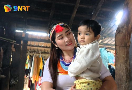 Những người mẹ trẻ giờ ít ai biết hát ru con. Trong ảnh: Một người mẹ dân tộc Cor ở xã Trà Liên ru con bằng... nụ cười. Ảnh: N.H