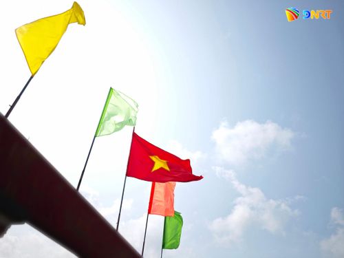 Cờ Tổ quốc bên đám mây giống hình bản đồ đất nước. Ảnh: N.N