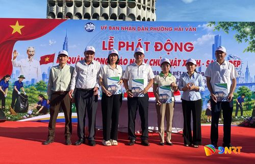 UBND phường Hải Vân ký kết các thỏa thuận hợp tác với các đơn vị liên quan triển khai mô hình trạm MRF trên một số địa bàn phường.Ảnh: KHÁNH LINH