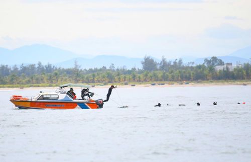 Những người lính đặc công xuất phát từ vị trí trong biển Cửa Đại để bơi ra Cù Lao Chàm.