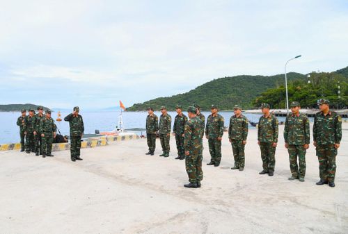 Các đơn vị hiệp đồng ăn ý với nhau để tổ chức cho bộ đội bơi lên Cù Lao Chàm.