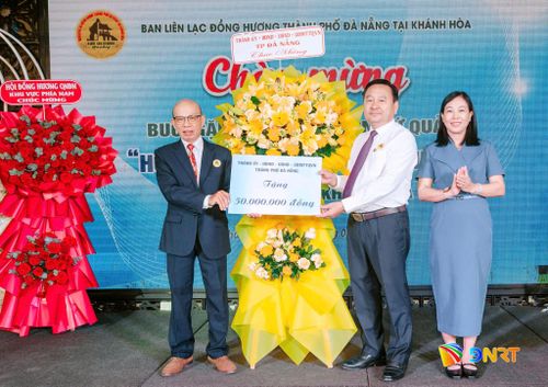 Đại diện lãnh đạo thành phố Đà Nẵng tặng hoa và quà chúc mừng Ban liên lạc Đồng hương thành phố Đà Nẵng tại Khánh Hòa. Ảnh: MAI PHÚC