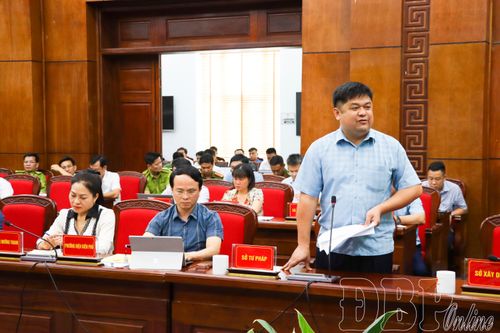 Lãnh đạo UBND xã Tuần Giáo báo cáo UBND tỉnh kết quả triển khai xây dựng CSDL đất đai trên địa bàn.