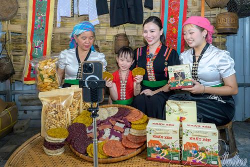 Bạn Vương Ý Nhi (thứ 2 từ phải sang) giới thiệu bánh khẩu xén, chí chọp đặc sản của Mường Lay trên không gian mạng.