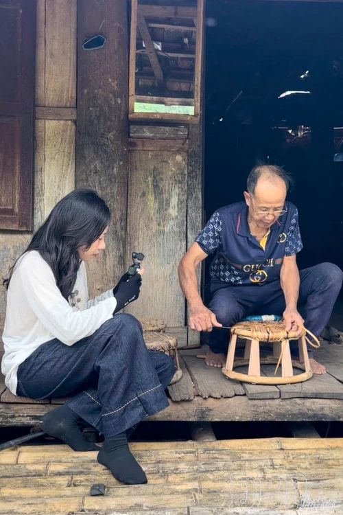 Bạn Lò Thị Lệ ghi lại những thước phim chân thực về quê hương để kể lại trên không gian số.