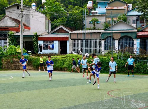 Các vận động viên thi đấu nội dung bóng đá.
