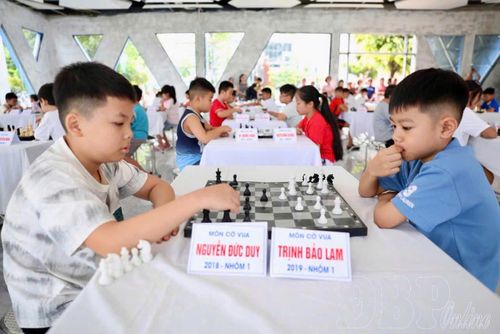 Vận động viên thi đấu cờ vua.