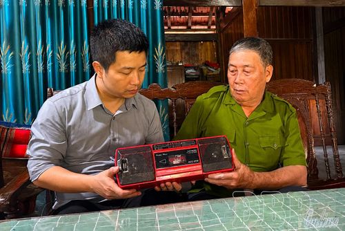 Ông Lò Văn Biên nâng niu kỷ vật Đại tướng Võ Nguyên Giáp trao tặng, món quà được gia đình ông gìn giữ như một báu vật.