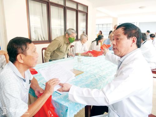 Thạc sĩ - bác sĩ Hoàng Nghĩa Đài, cố vấn chuyên môn hệ thống Phòng khám Đa khoa Ái Nghĩa tư vấn hướng điều trị cho một người dân sau khi khám sàng lọc. Ảnh: Hạnh Dung