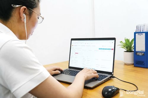 Sau khi khám sàng lọc, nhân viên y tế tiến hành nhập liệu thông tin lên hệ thống để tạo lập Sổ sức khỏe điện tử cho từng người dân. Ảnh: Viết Thắng