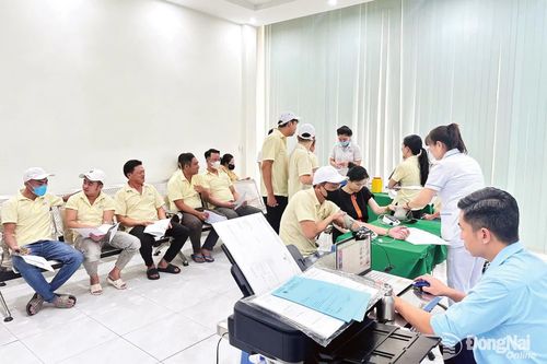Người lao động tại một số doanh nghiệp trên địa bàn thành phố khám sức khỏe định kỳ tại Phòng khám Đa khoa Đông Sài Gòn. Ảnh: Thanh Bình