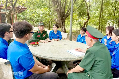 Các cựu chiến binh Trung đoàn Đặc công 113 kể chuyện lịch sử cho đoàn viên, thanh niên phường Hố Nai, thành phố Đồng Nai. Ảnh: N.Hạ