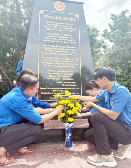 Đoàn viên, thanh niên phường Hố Nai dâng hoa tại Nhà bia tưởng niệm liệt sĩ Đoàn Đặc công 113. Ảnh: N.Hạ