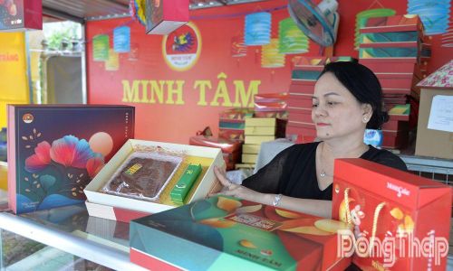Quầy bánh trung thu Minh Tâm (đường Hùng Vương, phường Mỹ Tho) trưng bày nhiều mẫu mã bánh, giới thiệu đến khách hàng trong mùa trung thu năm nay.