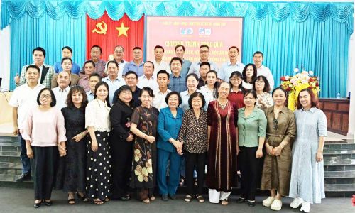 Đại biểu chụp ảnh lưu niệm.