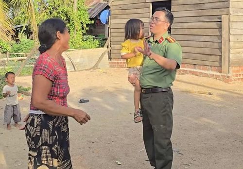  Thiếu tá Đạt trò chuyện với người Jrai bằng tiếng địa phương, tạo sự gần gũi. Ảnh: H'Wĩ 