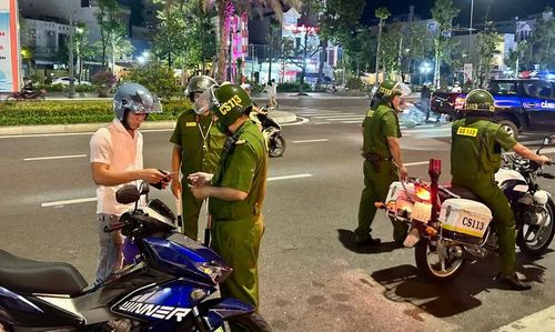  Sự thường trực của lực lượng công an trên các tuyến đường vào ban đêm góp phần kịp thời ngăn chặn các hành vi vi phạm pháp luật, giữ vững an ninh trật tự trên địa bàn. Ảnh: K.A 