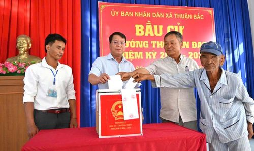 Ông Đỗ Nguyên Hải Đăng - Phó Chủ tịch UBND xã Thuận Bắc (thứ 2 từ trái sang) và cử tri thôn Ấn Đạt tham gia bỏ phiếu bầu cử trưởng thôn nhiệm kỳ 2026 - 2031.