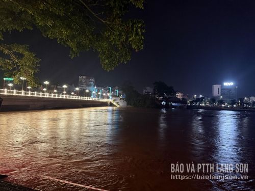 Mưa lớn kéo dài khiến mực nước sông Kỳ Cùng dâng cao