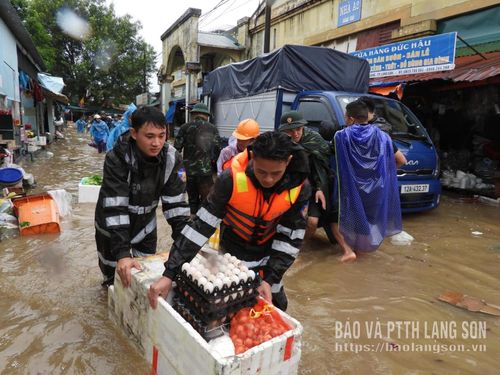 Lực lượng chức năng hỗ trợ di dời tài sản tại chợ Giếng Vuông