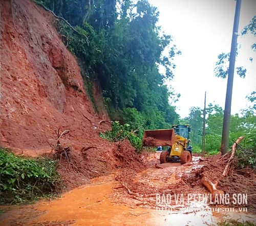 Các điểm sạt lở được huy động máy xúc để xử lý khối lượng đất, đá sạt lở