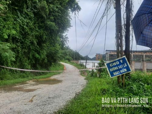 Các điểm sạt lở được chăng dây, đặt biển cảnh báo và bố trí lực lượng hướng dẫn, cảnh báo người dân không đi qua khu vực nguy hiểm