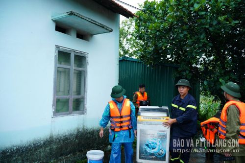 Lực lượng Cảnh sát PCCC và CNCH Công an tỉnh hỗ trợ người dân di dời tài sản