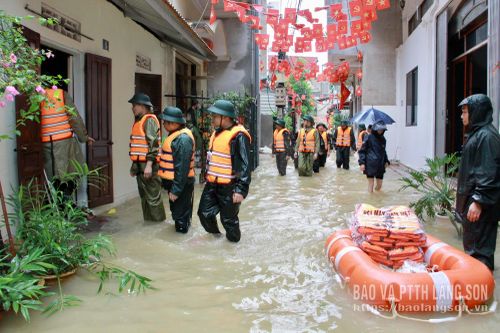 Lực lượng chức năng hỗ trợ các gia đình khu vực ngập úng