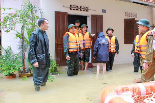 Lãnh đạo phường Tam Thanh cùng lực lượng chức năng có mặt tại các điểm ngập úng hỗ trợ người dân