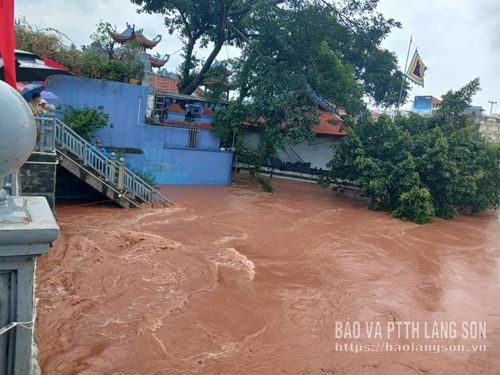 Mực nước sông Kỳ Cùng vượt mức báo động 3