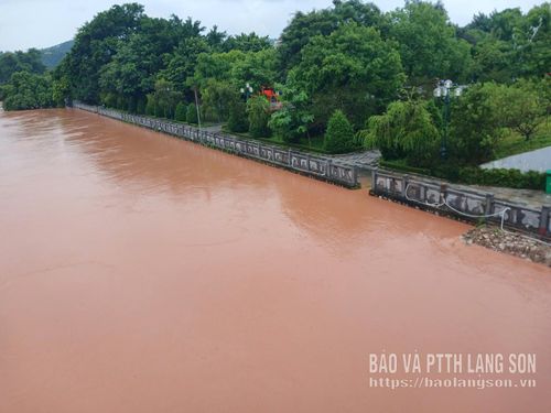 Mực nước sông Kỳ Cùng dâng cao tại khu vực gần Công viên Bờ Sông, phường Lương Văn Tri