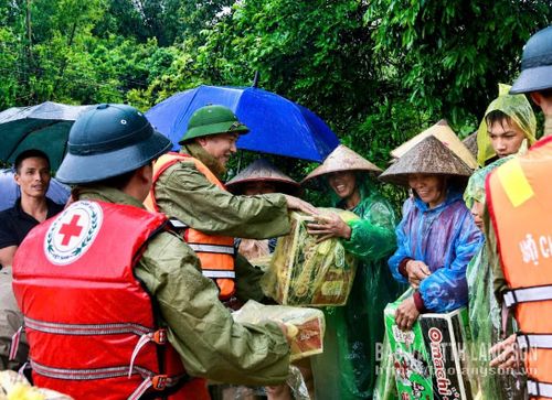 Đồng chí Nguyễn Cảnh Toàn, Phó Bí thư Tỉnh ủy, Chủ tịch UBND tỉnh và lãnh đạo Hội Chữ thập đỏ tỉnh trao quà hỗ trợ khẩn cấp cho các hộ dân bị ảnh hưởng nặng bởi mưa lũ tại xã Mẫu Sơn