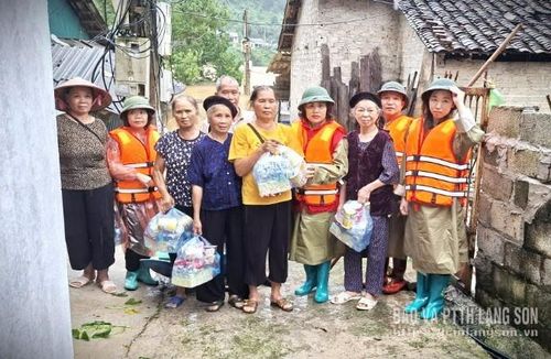 Đại diện lãnh đạo Hội Chữ thập đỏ tỉnh, Tỉnh đoàn và Đảng ủy, UBND xã Tân Đoàn trao quà hỗ trợ hộ dân bị ảnh hưởng nặng bởi mưa lũ tại xã Tân Đoàn
