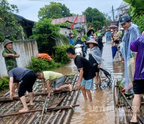 Lực lượng chức năng chuẩn bị bè mảng chủ động giúp dân di dời tài sản