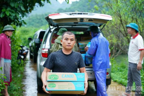 Người dân nhận nhu yếu phẩm hỗ trợ từ Ủy ban MTTQ Việt Nam tỉnh