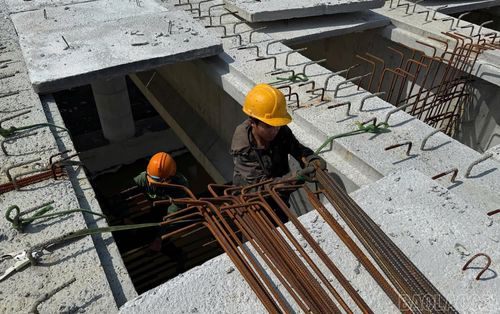 Công nhân tập trung thi công các hạng mục trên mặt cầu.
