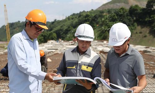 Chủ đầu tư và nhà thầu phối hợp kiểm tra tiến độ.