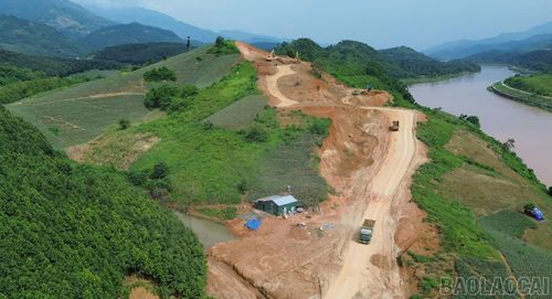 Sôi động trên công trường thi công tuyến đường chính.