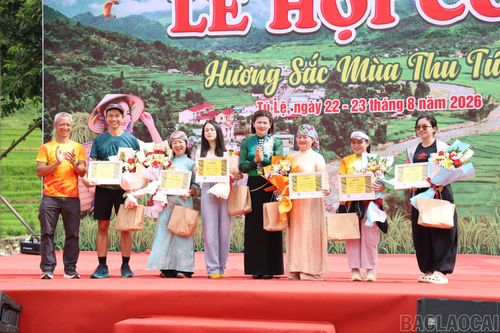 Trao giải cho các vận động viên tham gia Giải chạy Trail&Chill: Mùa vàng Khau Phạ.