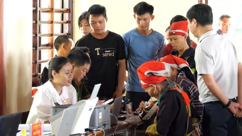 Mô hình "Một cửa lưu động" tại xã Hợp Thành giúp người dân tiếp cận các thủ tục hành chính dễ dàng hơn.